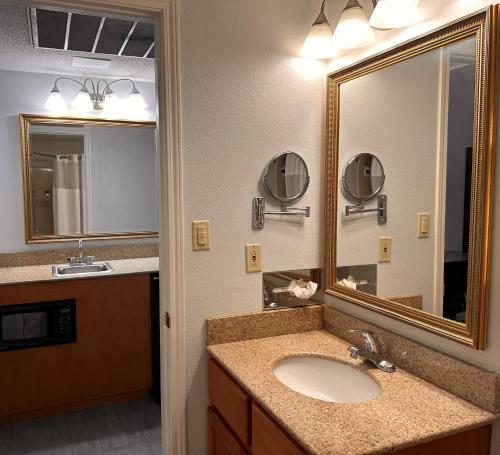 Baymont by Wyndham Indianapolis Northwest في انديانابوليس: حمام مع حوض ومرآة