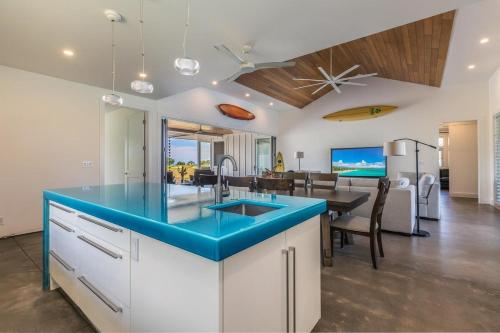 een keuken met een blauw aanrecht en een eetkamer bij Kauai Tradewinds home in Princeville