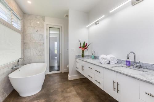 Bilik mandi di Kauai Tradewinds home