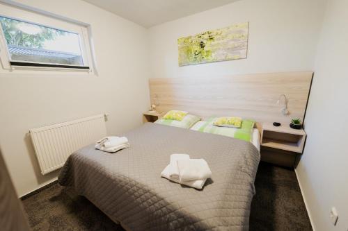 a bedroom with a bed with two towels on it at Ferienhaus Schöne Aussicht Ferienwohnung Grün in Hemfurth-Edersee