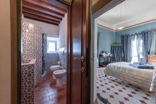 - Baño con 1 dormitorio con 1 cama y aseo en Villa Il Frassine, en Rignano sullʼArno