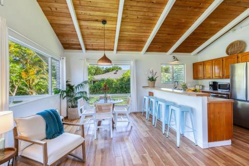 Hanalei Hideaway homeにあるキッチンまたは簡易キッチン
