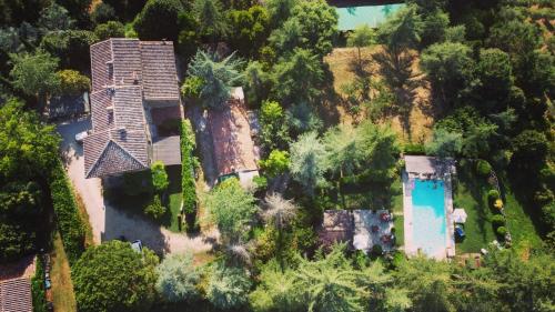 an aerial view of a house with a swimming pool at Dependance Giardino in Umbertide