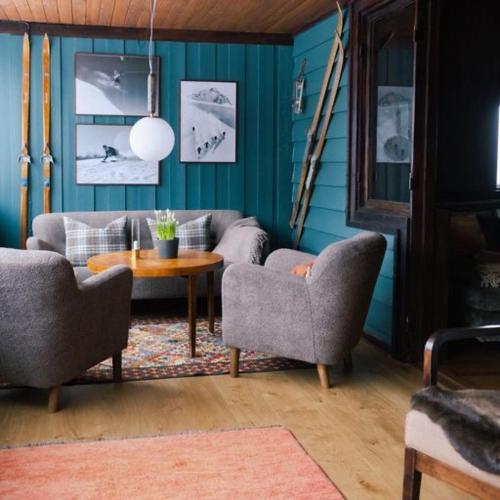 a living room with two chairs and a table at Pensionat Mullfjället in Duved