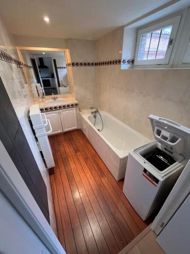 une petite salle de bain avec une baignoire et un lavabo dans l'établissement Saint-Rome - Capitole - Climatisation - Rénové, à Toulouse