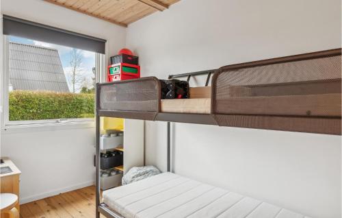 מיטה או מיטות קומותיים בחדר ב-Nice Home In Humble With Wifi