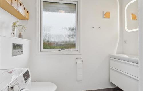 Humble的住宿－Nice Home In Humble With Wifi，白色的浴室设有窗户和卫生间。