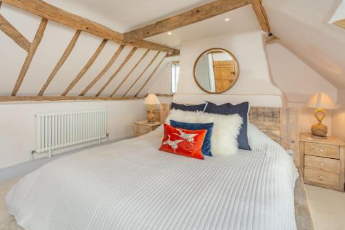 a bedroom with a white bed and a mirror at Anchor Gate Cottage Near Le Manoir A'QuatSaisons By Aryas Properties - Oxfordshire in Stadhampton