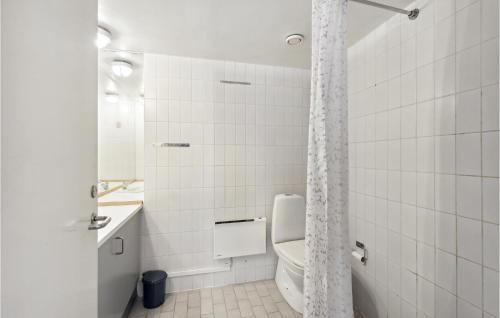 a white bathroom with a toilet and a sink at Fan Bad, Lejl, 50 in Fanø