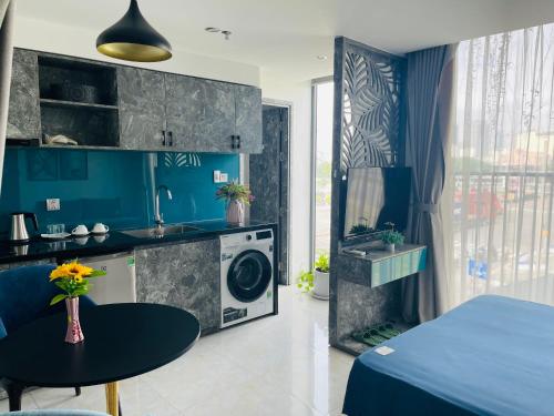 cocina azul con fregadero y lavadora en Cali hotel books Da Nang, en Da Nang