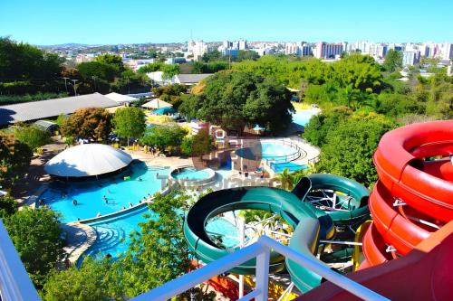 an image of a water park with a water slide at Spazzio diRoma Acesso Gratuito ao Aqua Park in Caldas Novas