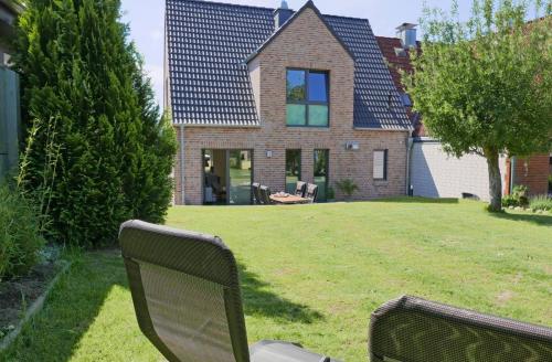 two chairs sitting in the yard of a house at Borbyer Perle in Eckernförde