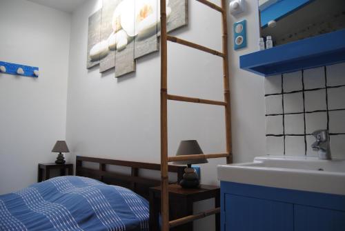 トゥーロンにあるVilla le 180 cinqのベッドルーム1室(ベッド1台付)、洗面台の横のはしご