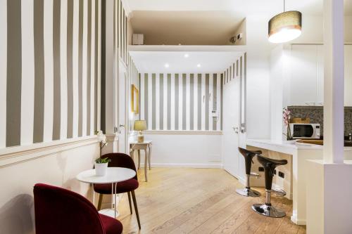 A kitchen or kitchenette at Romana Flexyrent Apartment
