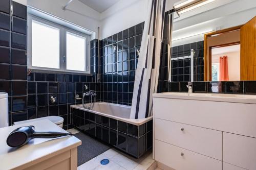 a bathroom with a tub and a toilet and a sink at Apartamento Jalles in Alenquer