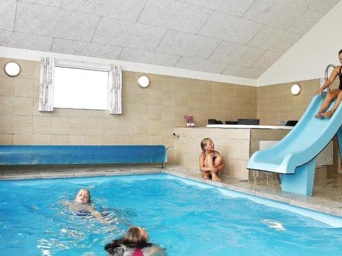a group of children playing in a swimming pool at Luxury Beach House for 14 - By Traum Ferienwohnungen in Løkken
