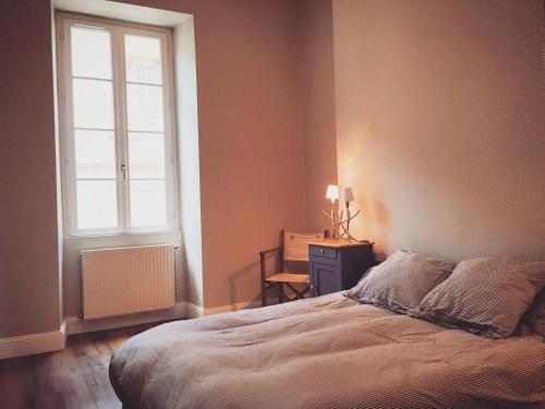 une chambre avec un lit, une fenêtre et un bureau dans l'établissement 60m² - Plein Centre - Vue Quais & Miroir d'eau, à Bordeaux