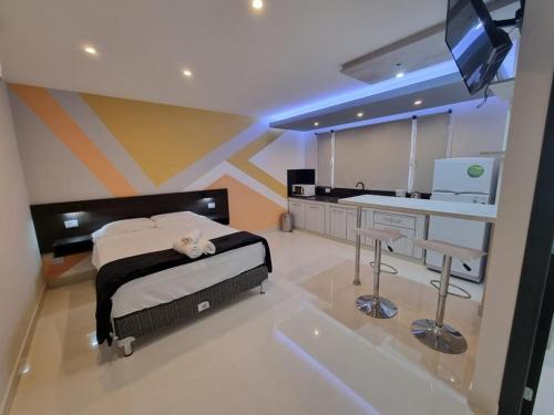 sypialnia z łóżkiem, biurkiem i telewizorem w obiekcie Suite La Posta w mieście San Salvador de Jujuy