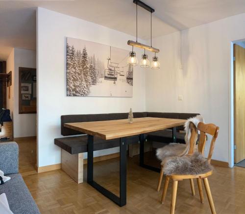 - une salle à manger avec une table et deux chaises dans l'établissement Best views and location in Leukerbad!, à Loèche-les-Bains