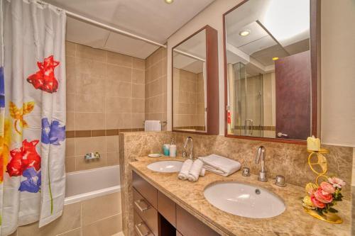 uma casa de banho com um lavatório e um espelho grande em Bellavista - Spacious - 1BR with Extra Room - 29 Boulevard - Partial Fountain View em Dubai