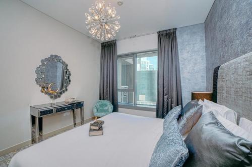 um quarto com uma cama, um espelho e uma janela em Bellavista - Spacious - 1BR with Extra Room - 29 Boulevard - Partial Fountain View em Dubai