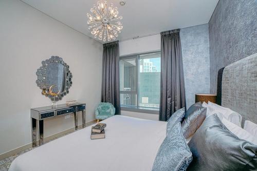 une chambre avec un lit, un miroir et une fenêtre dans l'établissement Bellavista - Spacious - 1BR with Extra Room - 29 Boulevard - Partial Fountain View, à Dubaï