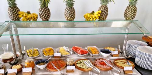 un buffet con molti tipi diversi di cibo su un tavolo di Dream of Zanzibar Resort & Spa - Premium All Inclusive a Uroa