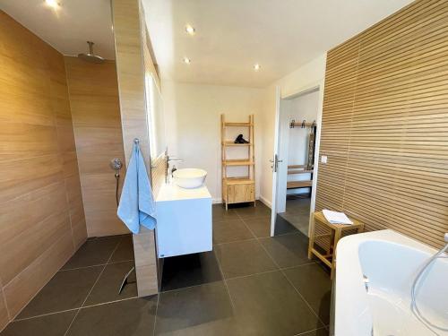 a bathroom with a sink and a toilet and a tub at Gästehaus Dagebüll in Dagebüll