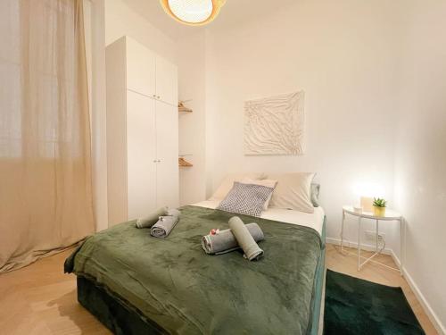 une chambre avec un lit avec trois oreillers dessus dans l'établissement Maison Berno, à Beausoleil