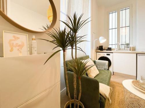 - un salon avec une chaise verte et un miroir dans l'établissement Maison Berno, à Beausoleil