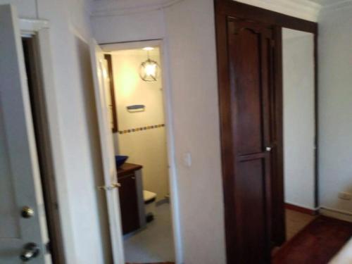 uma porta aberta para uma casa de banho com um corredor em Casa hotel Mi Huila em Neiva