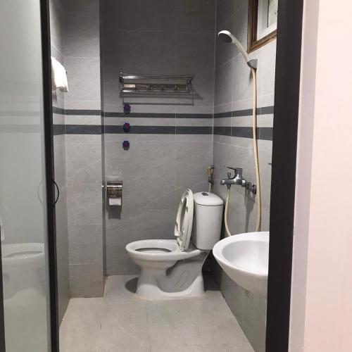 La salle de bains est pourvue de toilettes et d'un lavabo. dans l'établissement Nhà nghỉ Như Ngọc, à Diện Biên Phủ