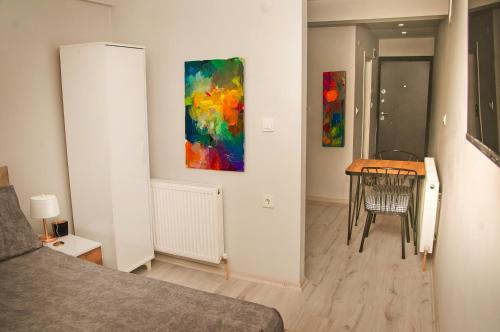 1 dormitorio con mesa y un cuadro en la pared en Balıkesir Suit, en Balıkesir