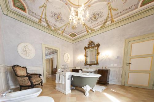 A bathroom at Stupenda Dimora Italiana Storica