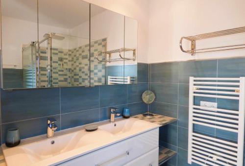 ein Bad mit einem Waschbecken und einem Spiegel in der Unterkunft Selecta Casa Blanca Estepona in Estepona