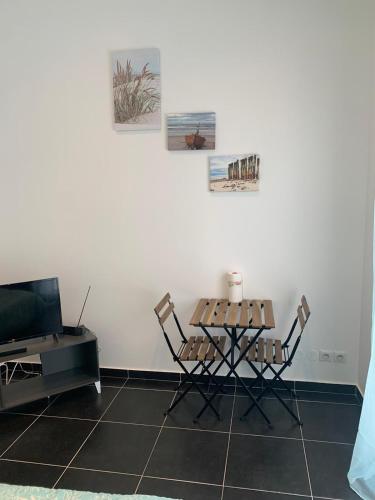 - un salon avec une table et des chaises dans l'établissement 3 jolies pavillons type studio, à Nancy