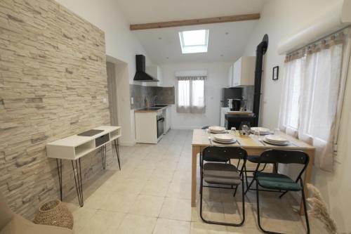 a kitchen with a table and chairs in a room at Orly Serenity House Paris 20min Aéroport 12min Parking gratuit in Orly