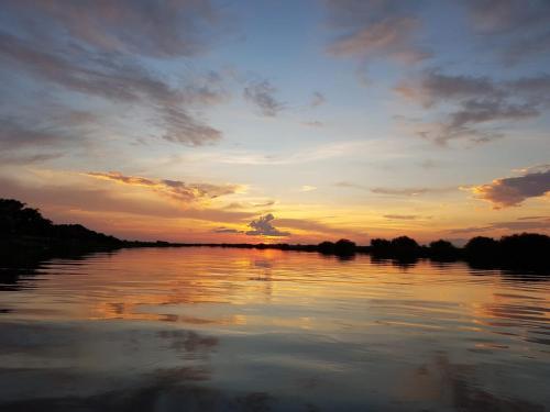 a sunset over a body of water at Ferienhaus Schöne Aussicht Ferienwohnung Rot in Hemfurth-Edersee