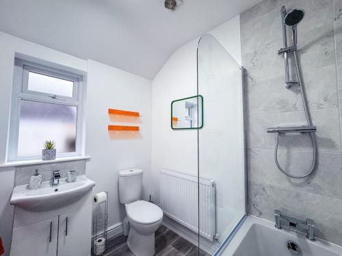 克利索普斯的住宿－Vibrant Tranquility: What a gem!，浴室配有卫生间、淋浴和盥洗盆。