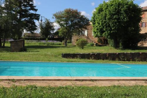 una piscina en el patio de una casa en Le Clos De Marie Holiday Home For 4 Berz La Vill, en Berzé-la-Ville