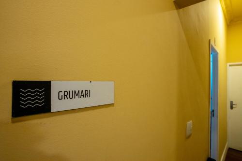 a sign on the wall of a room at Longboard Paradise Surf Club in Rio de Janeiro