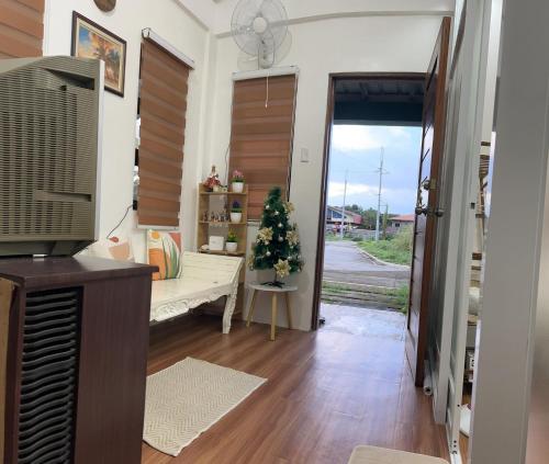 ein Wohnzimmer mit einem Weihnachtsbaum am Eingang in der Unterkunft Casa Honorio in Pila