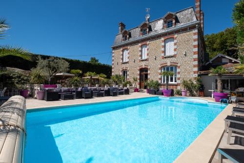 una piscina frente a un edificio en Manoir François 1er, en Vitry-le-François