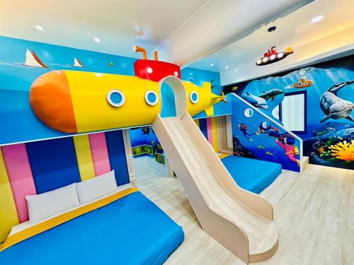 小琉球的住宿－船屋，一间儿童房,配有滑梯和海洋主题