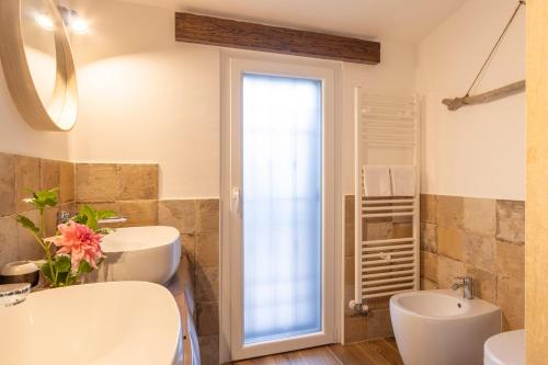 uma casa de banho com um lavatório, um WC e uma banheira em Ginevra Home em Monterosi