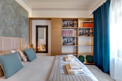 Quiet View Rooms في بورتو: غرفة نوم بسرير كبير مع وسائد زرقاء