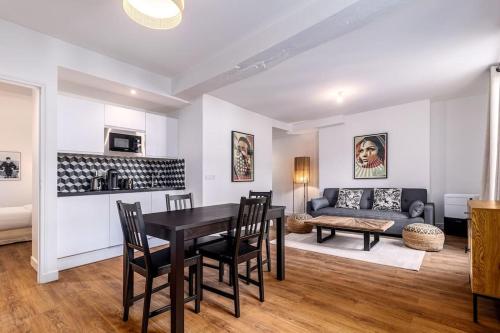 un salon avec une table, des chaises et un canapé dans l'établissement Lovely apartment in Paris - Saint germain des prés, à Paris