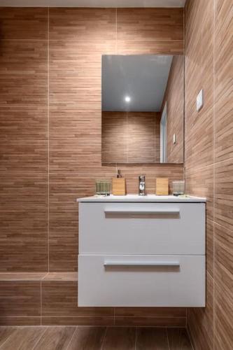 une salle de bain avec un lavabo blanc et un miroir dans l'établissement Lovely apartment in Paris - Saint germain des prés, à Paris