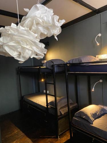 Cette chambre lumineuse comprend 3 lits superposés. dans l'établissement Bibhitaki Hostels Palolem Beach, à Palolem