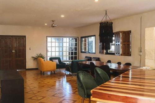 ein Wohnzimmer mit einem Tisch und Stühlen in der Unterkunft Casa Mate BeachFront HOUSES El Cuyo in El Cuyo